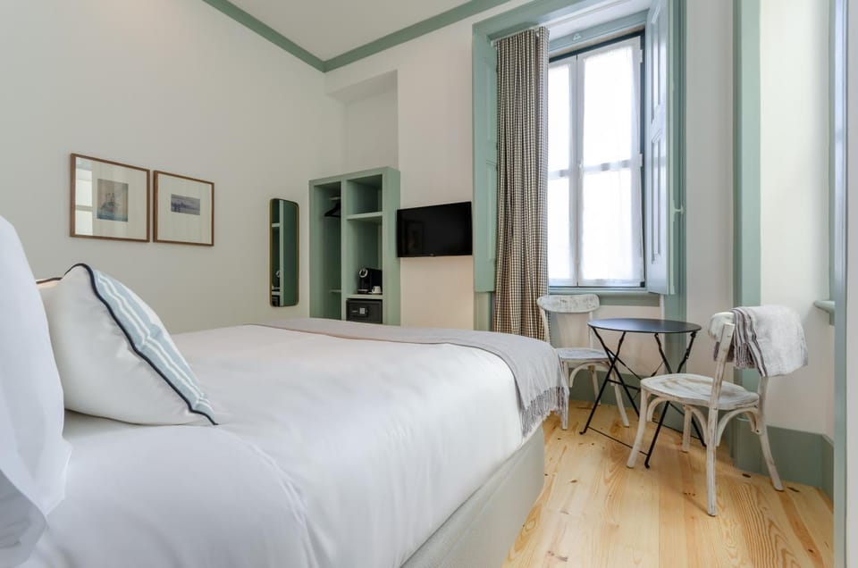 Bed, TV and multimedia, Bedroom