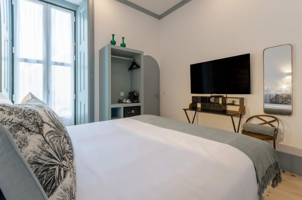 Bed, TV and multimedia, Photo of the whole room, Bedroom