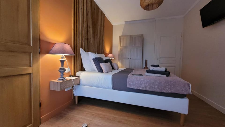 Bed, Photo of the whole room, Bedroom, towels, wardrobe