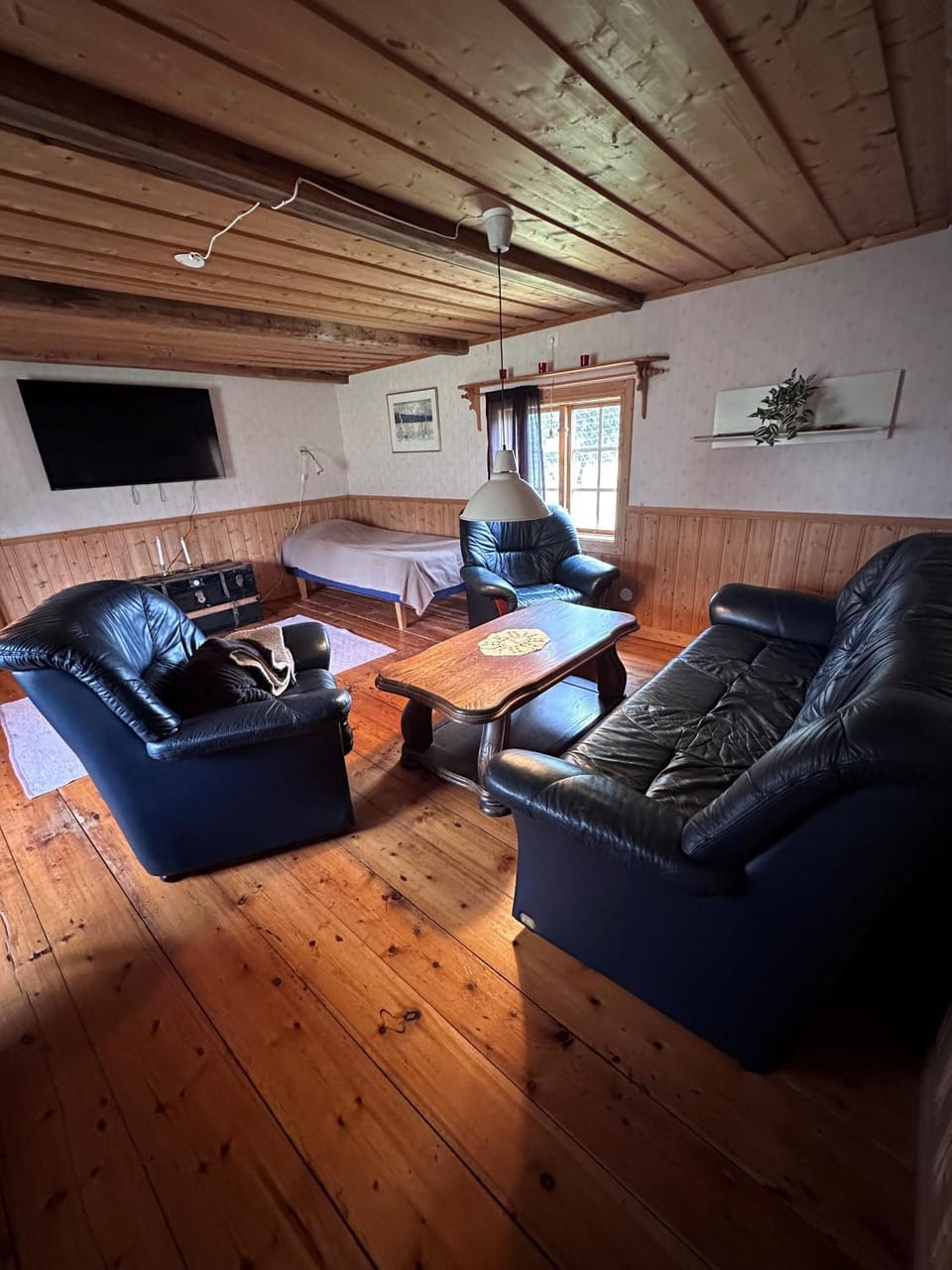Bed, TV and multimedia, Photo of the whole room, Seating area, Bedroom
