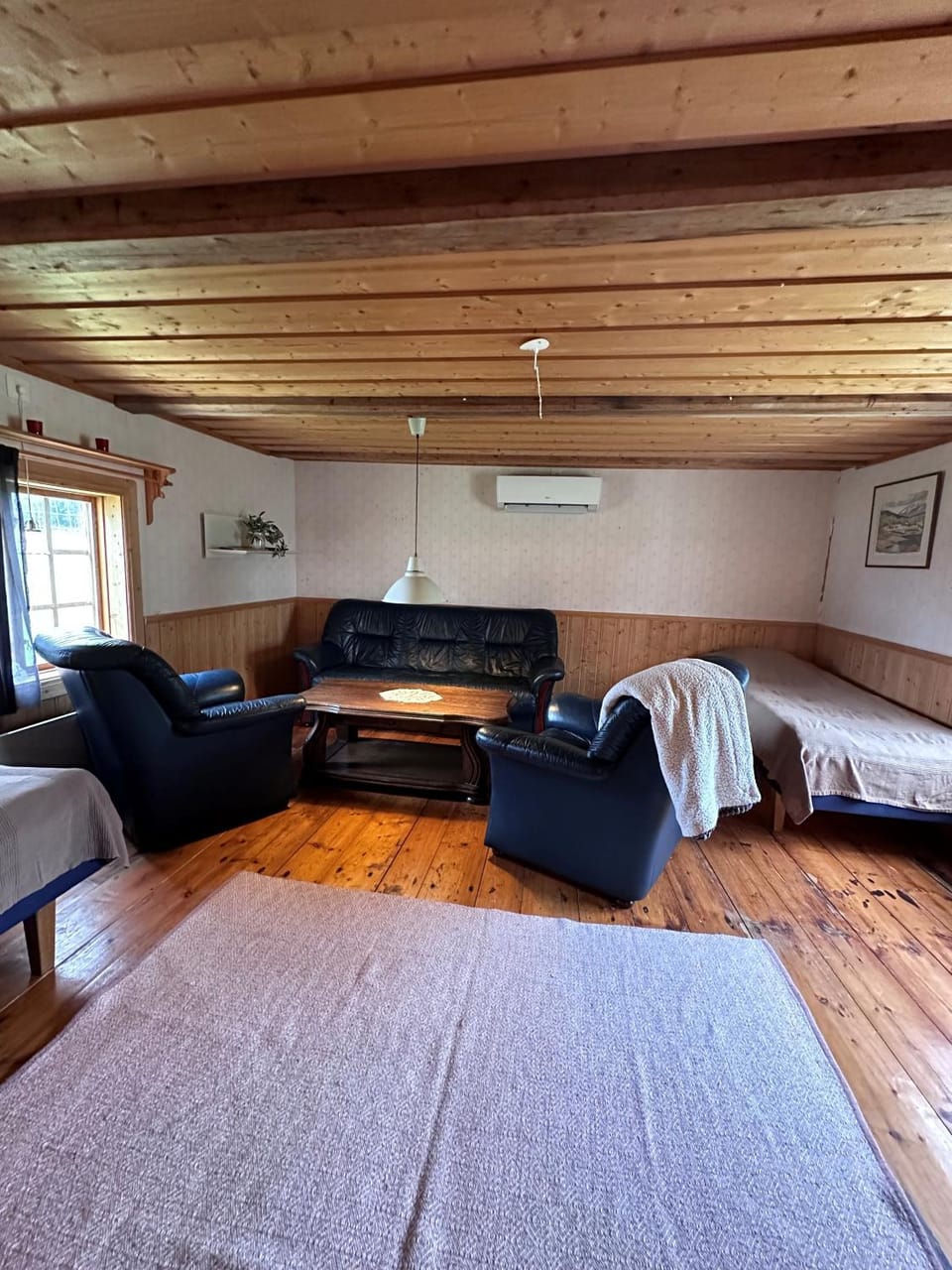 Bed, Photo of the whole room, Seating area, Bedroom