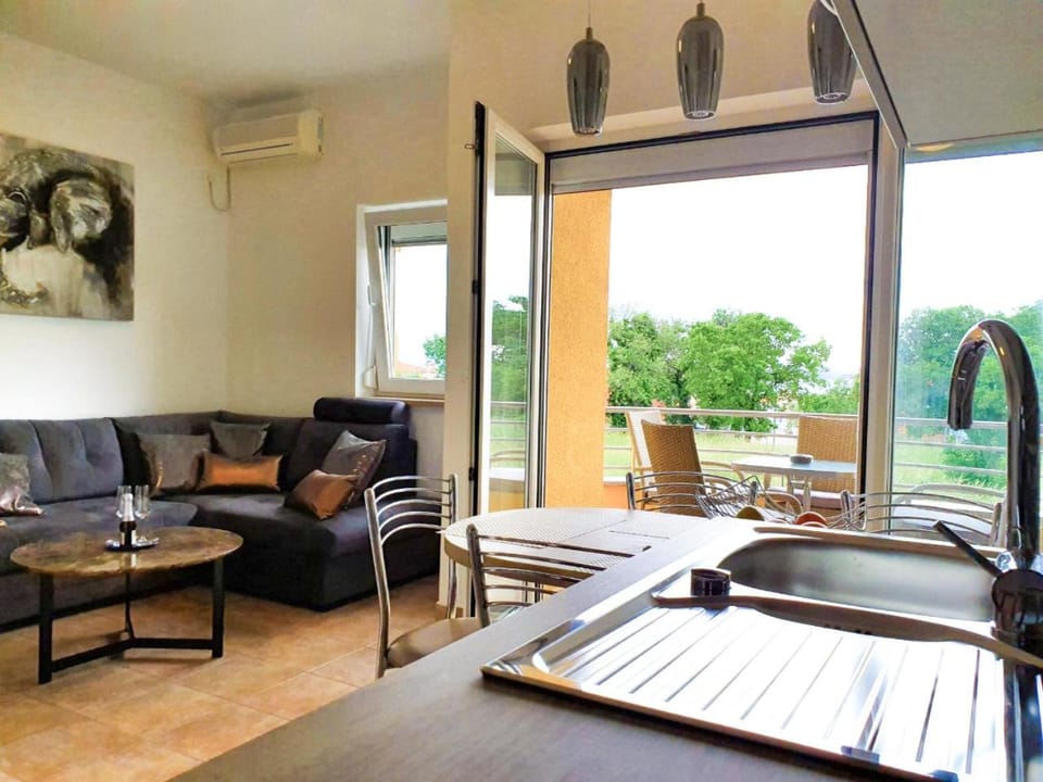 Lastovka Pošesi Apartment in Premantura