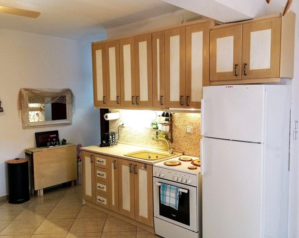 Coffee/tea facilities, Kitchen or kitchenette, Seating area, oven, stove, kitchen