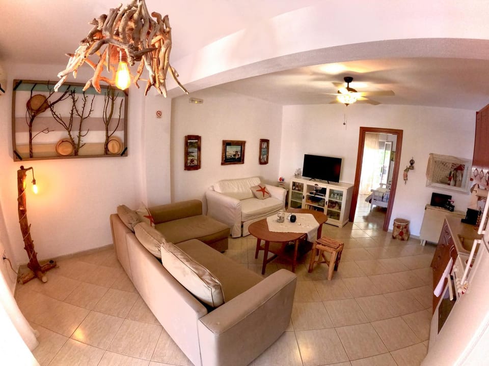 TV and multimedia, Living room, Photo of the whole room, Seating area, Dining area, hair dresser
