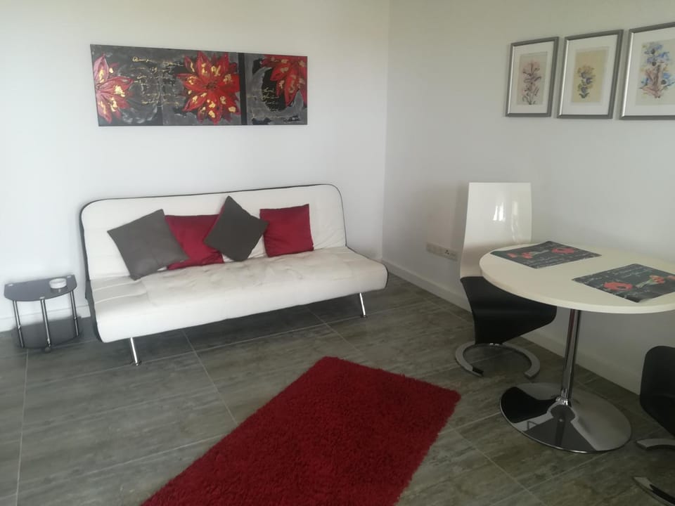 Nightclub / DJ, Lounge or bar