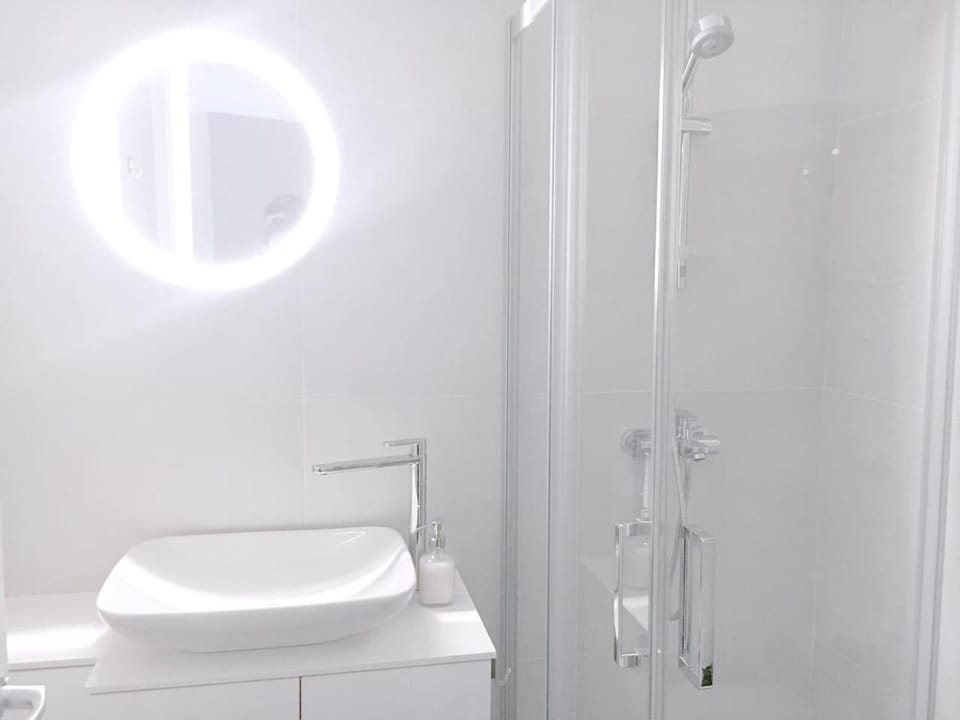 Shower, Toilet