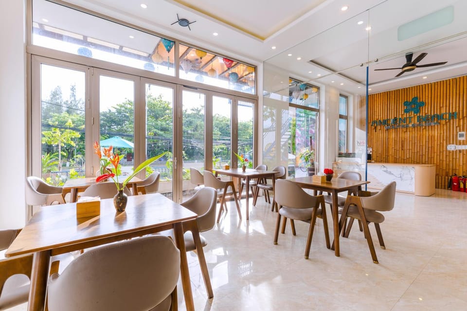 Restaurant/places to eat, Seating area, Food, Breakfast