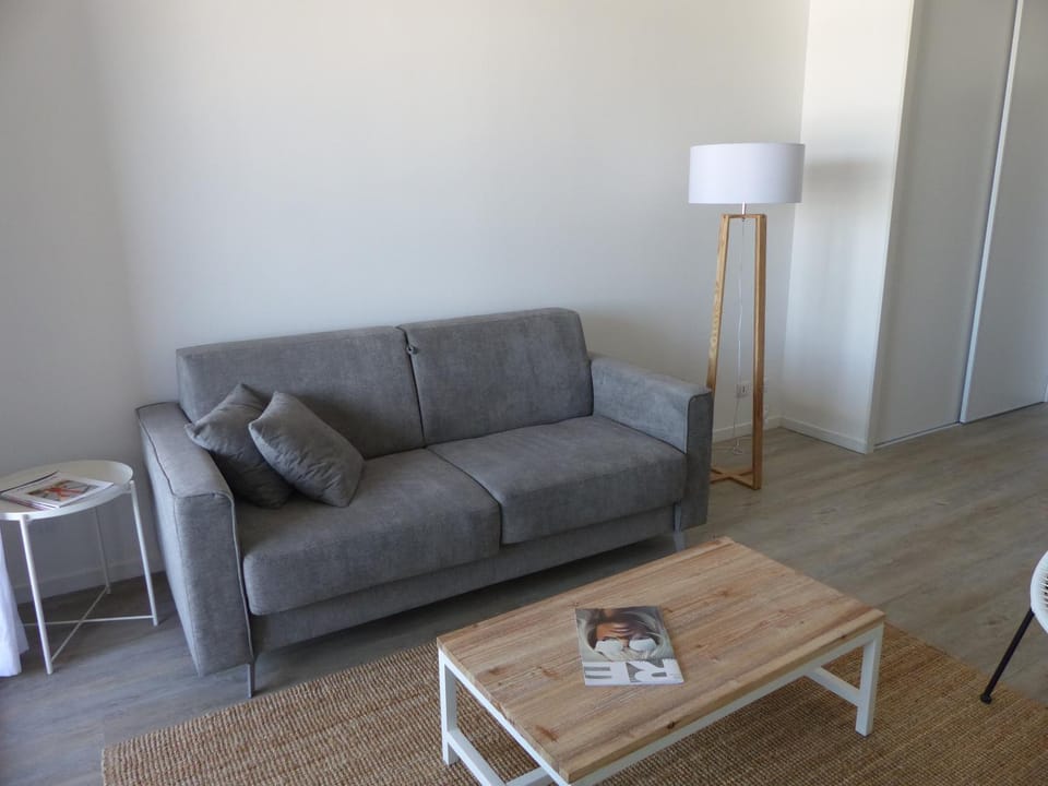 Bed, Living room