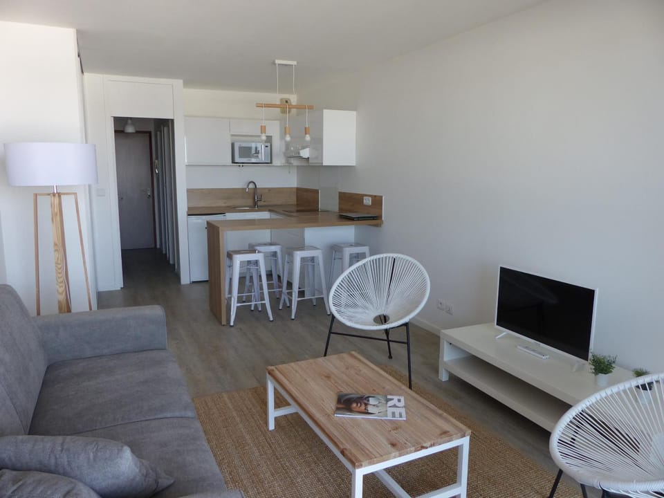 Kitchen or kitchenette, Seating area, Dining area