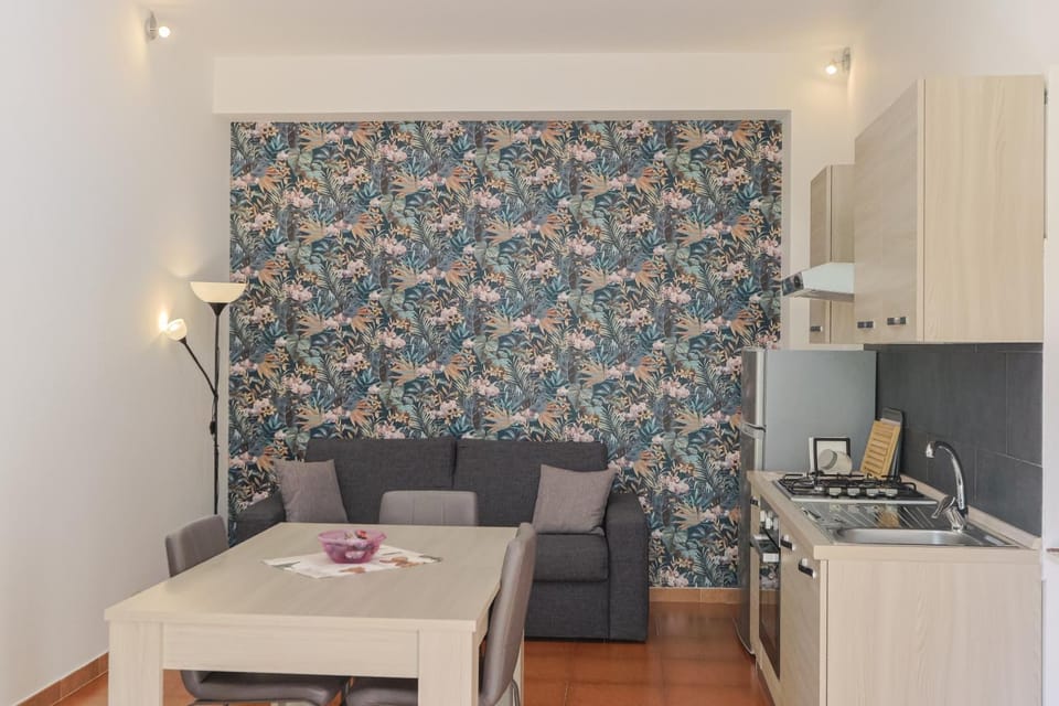 Kitchen or kitchenette, Living room, Seating area, Dining area, oven