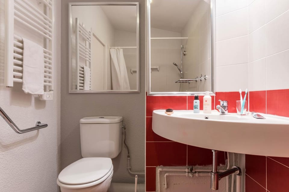 Shower, Toilet, Bathroom, bidet, towels