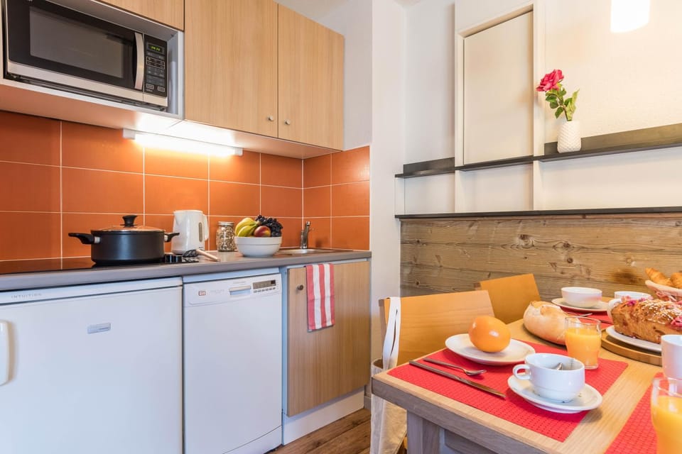 Coffee/tea facilities, Kitchen or kitchenette, Food and drinks, Dining area, Food, minibar, oven, stove