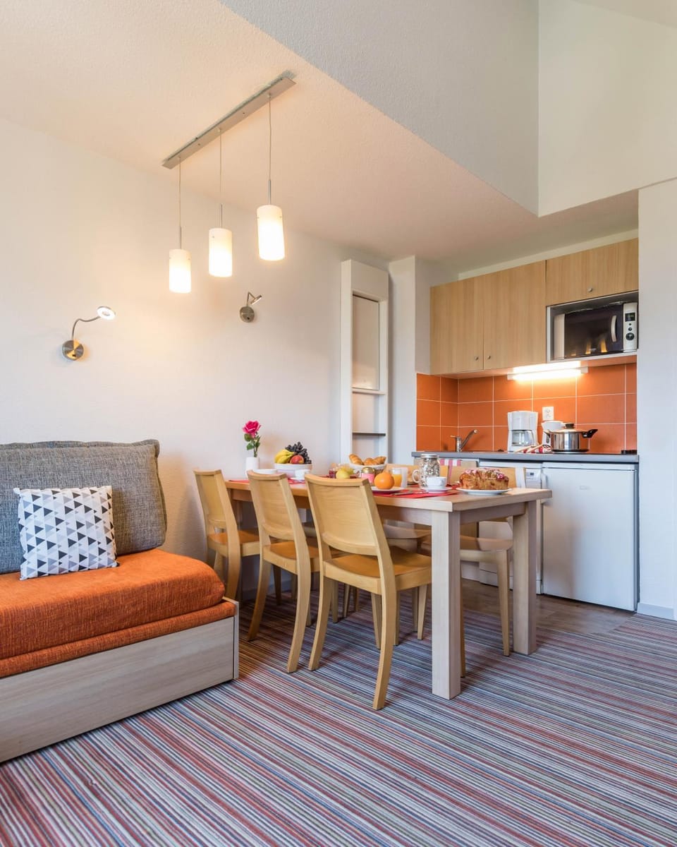 Coffee/tea facilities, Kitchen or kitchenette, Living room, Seating area, Dining area, minibar, oven, stove