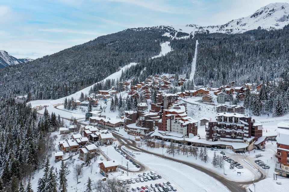 Property building, Day, Natural landscape, Bird's eye view, Winter, City view, Mountain view