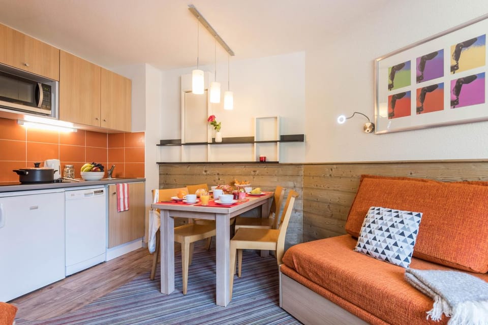 Kitchen or kitchenette, Living room, Food and drinks, Seating area, Dining area, Food, minibar, oven, stove