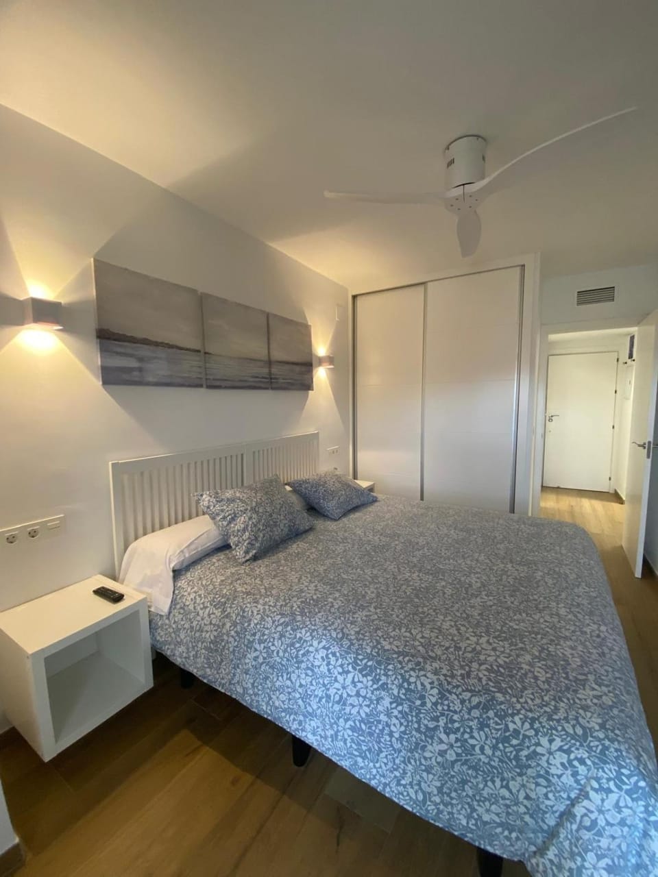 Photo of the whole room, Bedroom