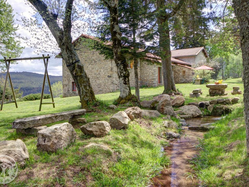 Gîte confortable pour 6 près des pistes, animaux admis - FR-1-496-138 House in Auvergne-Rhône-Alpes
