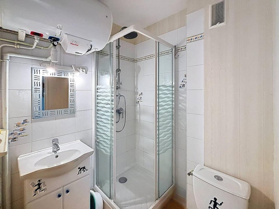 Charmant Studio Cabine 4 Pers, Balcons, Parking Privé, à 300m de la Plage de Merville-Franceville - FR-1-465-37 Cabin in Normandy