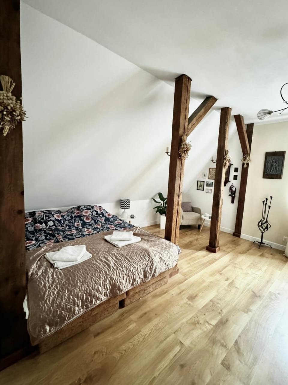 Bed, Photo of the whole room, Bedroom, towels