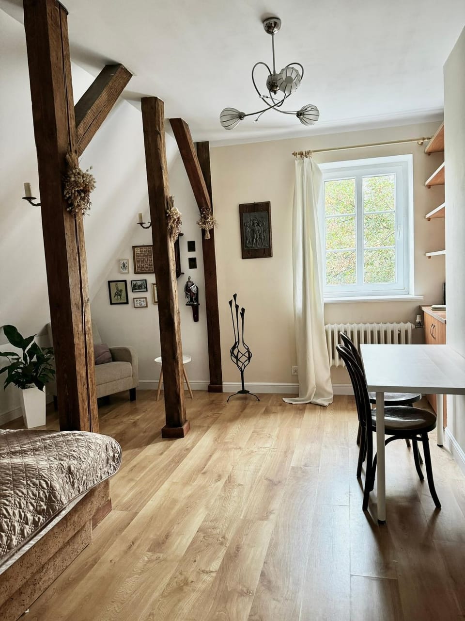 Photo of the whole room, Bedroom