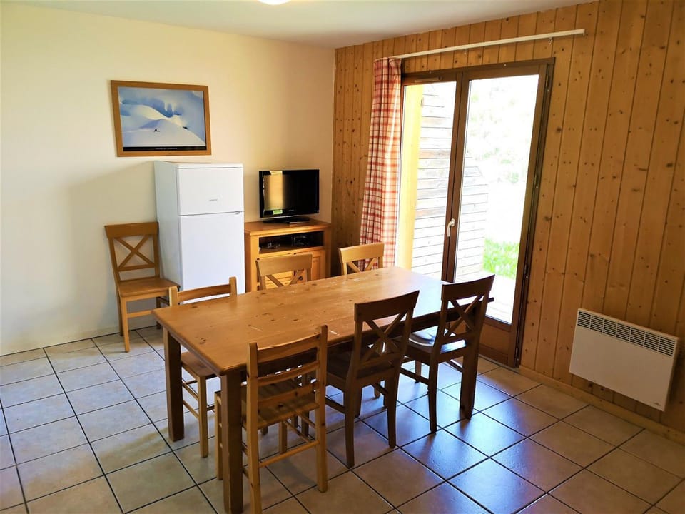 Chalet 3 pièces à La Joue du Loup avec parking, 7 personnes - FR-1-863-4 Chalet in Provence-Alpes-Côte d'Azur