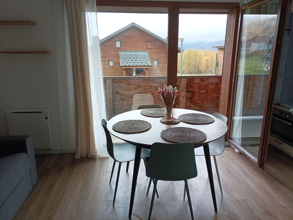 Appartement rénové 2 pièces avec balcon et parking gratuit - FR-1-504-160 Apartment in Provence-Alpes-Côte d'Azur