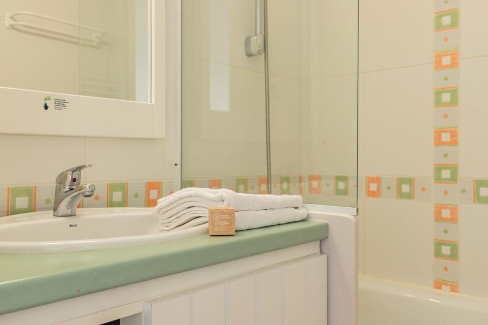 Bathroom, Bath, towels