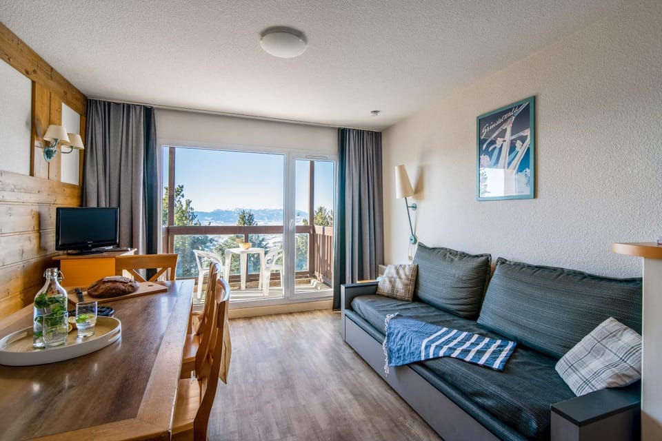 Communal lounge/ TV room, Natural landscape, TV and multimedia, View (from property/room), Balcony/Terrace, Living room, Seating area, Dining area, Evening entertainment, Mountain view, Meals