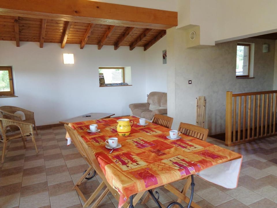 Gîte familial avec terrasse et animaux bienvenus - FR-1-496-145 House in Auvergne-Rhône-Alpes