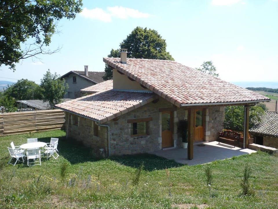 Gîte familial avec terrasse et animaux bienvenus - FR-1-496-145 House in Auvergne-Rhône-Alpes