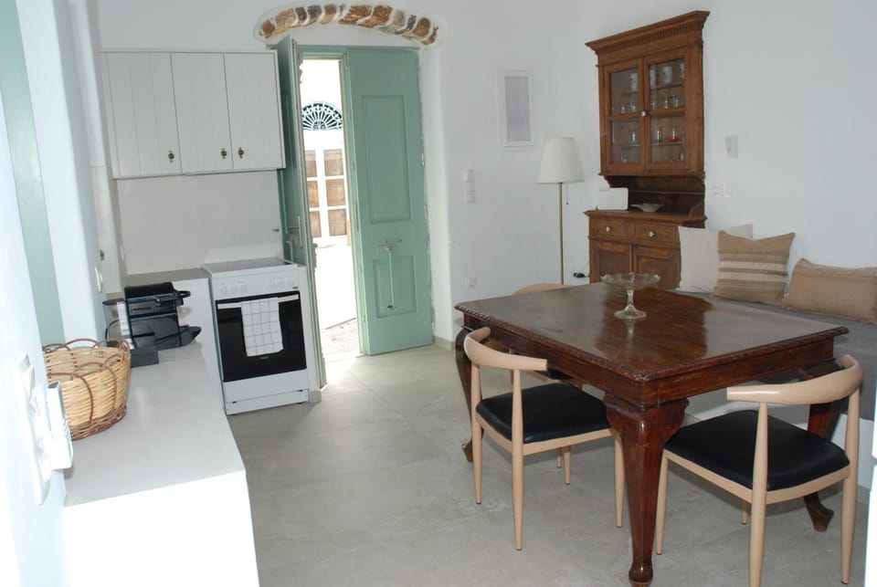 Seating area, kitchen