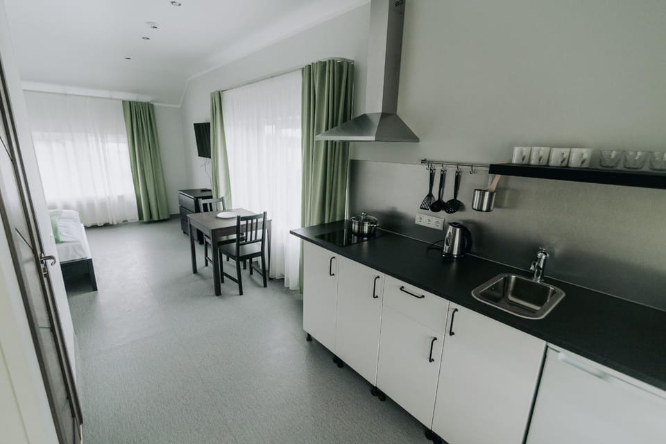 Kitchen or kitchenette, Dining area