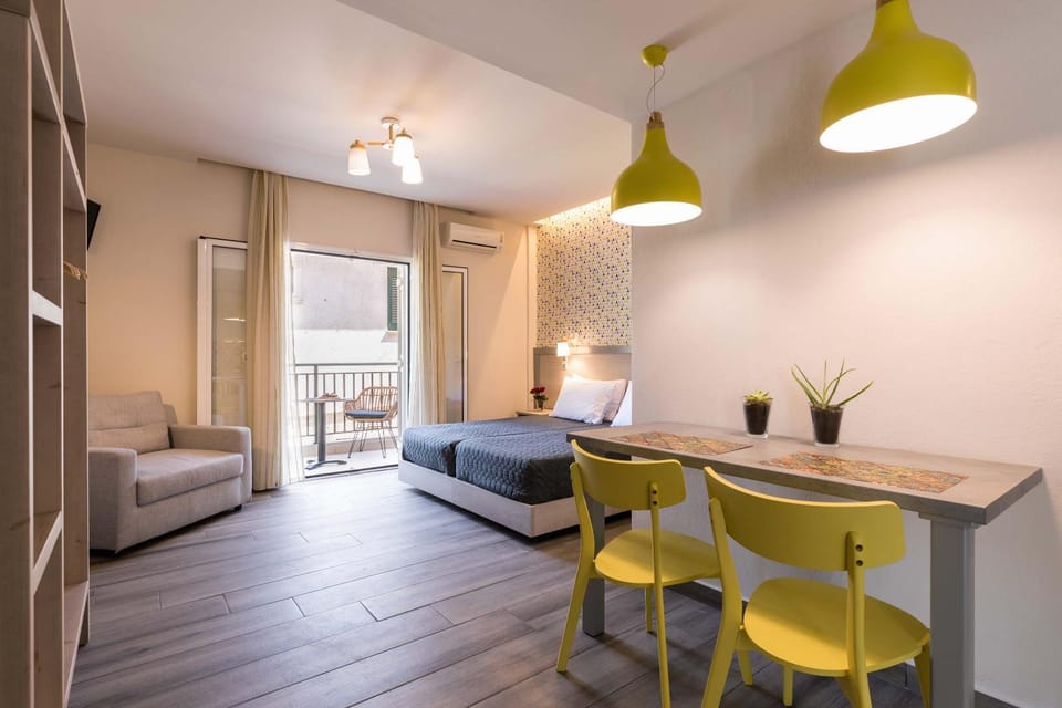 Bed, Photo of the whole room, Seating area, Dining area
