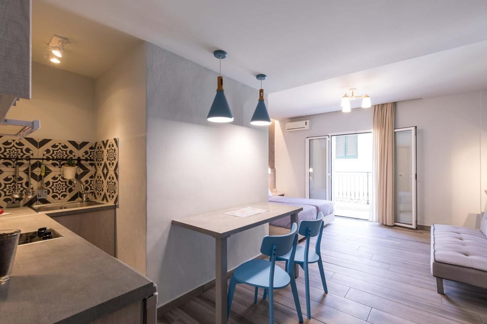 Kitchen or kitchenette, Seating area, Dining area