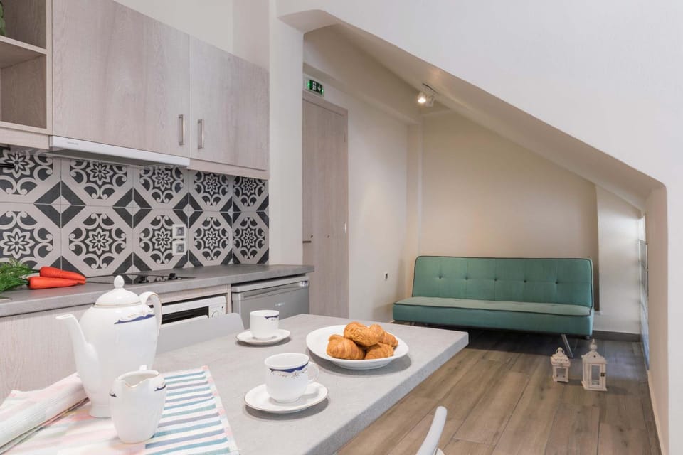 Kitchen or kitchenette, Seating area, Dining area