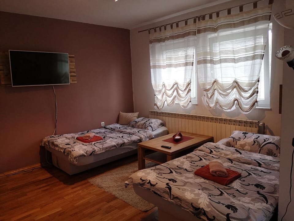 Bed, TV and multimedia, Photo of the whole room, Bedroom, towels