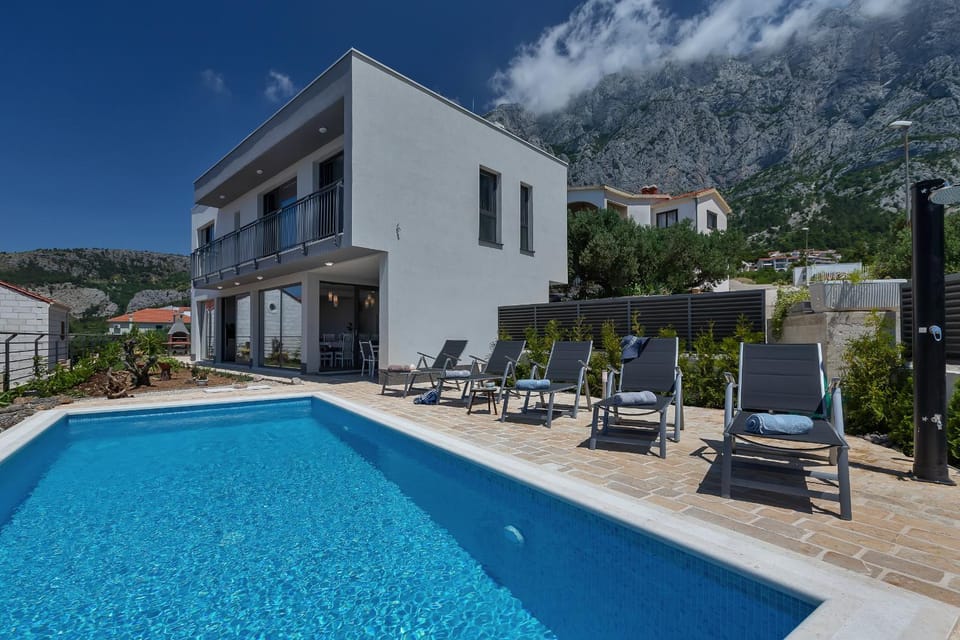 Property building, Swimming pool, Swimming pool