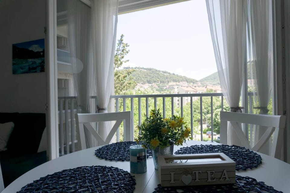 Balcony/Terrace, Mountain view