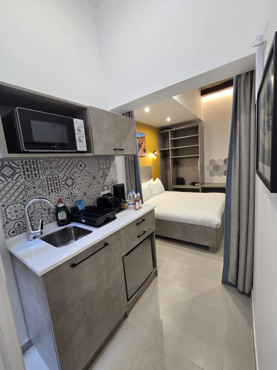 Bed, Kitchen or kitchenette, toaster