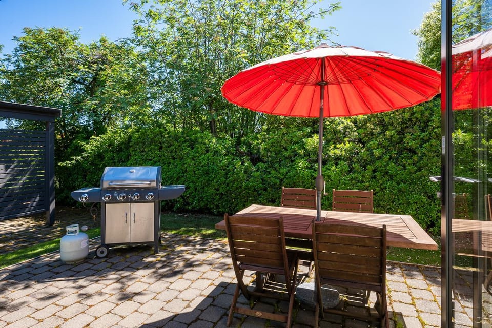 Patio, Spring, Day, BBQ facilities, Garden, Dining area, Garden view