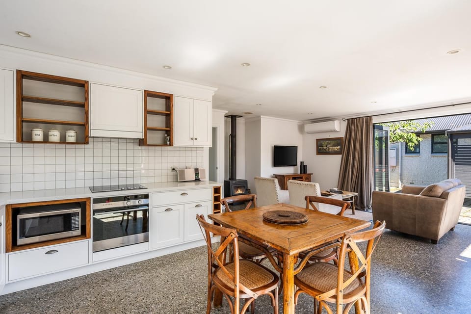 Communal lounge/ TV room, TV and multimedia, Kitchen or kitchenette, Living room, Seating area, Dining area, dishwasher, oven