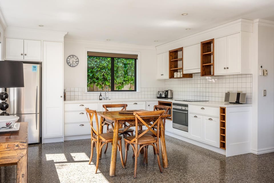 Coffee/tea facilities, Kitchen or kitchenette, Dining area, dishwasher, oven, stove, toaster