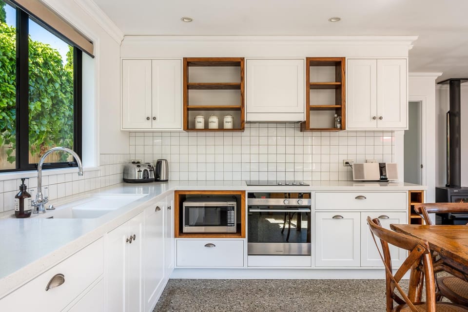 Coffee/tea facilities, Kitchen or kitchenette, Dining area, dishwasher, stove, toaster