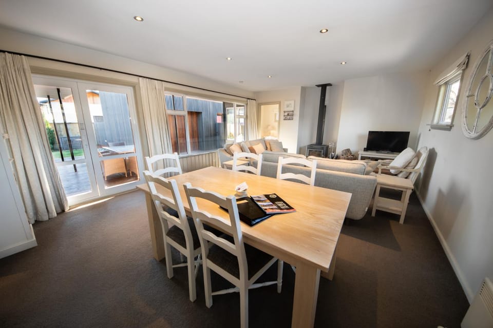 TV and multimedia, Seating area, Dining area