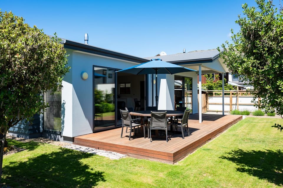 Property building, Patio, Spring, Day, Garden, Dining area, Garden view