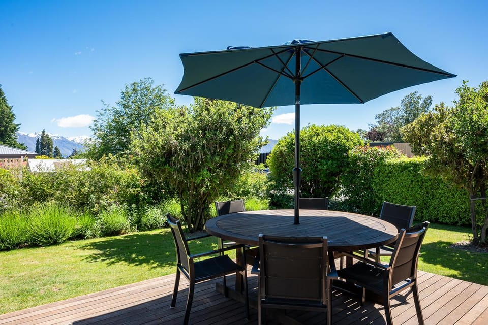 Patio, Spring, Day, Natural landscape, Garden, Dining area, Garden view