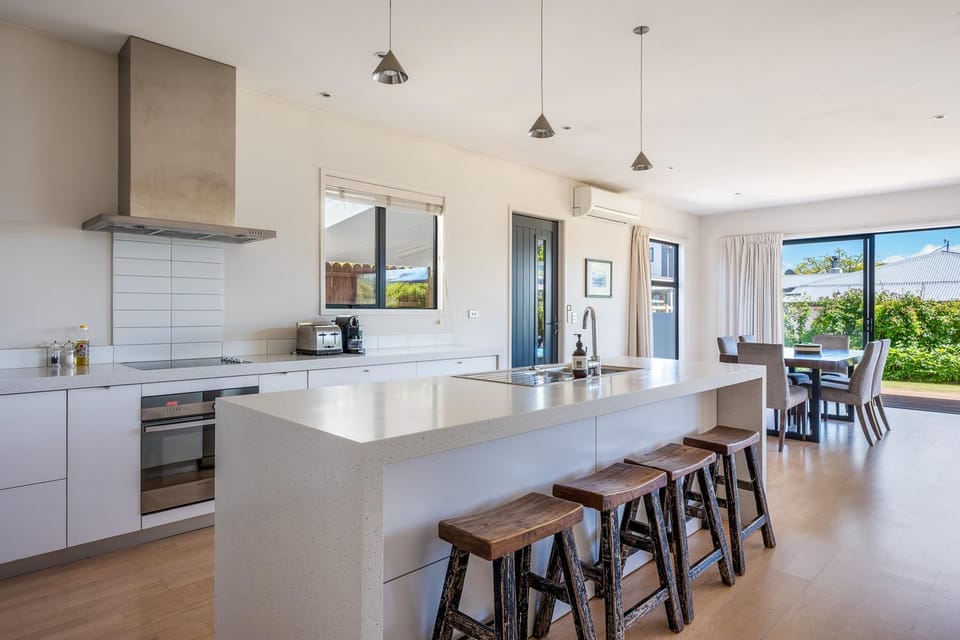 Kitchen or kitchenette, Dining area, dishwasher, oven, pet friendly, stove