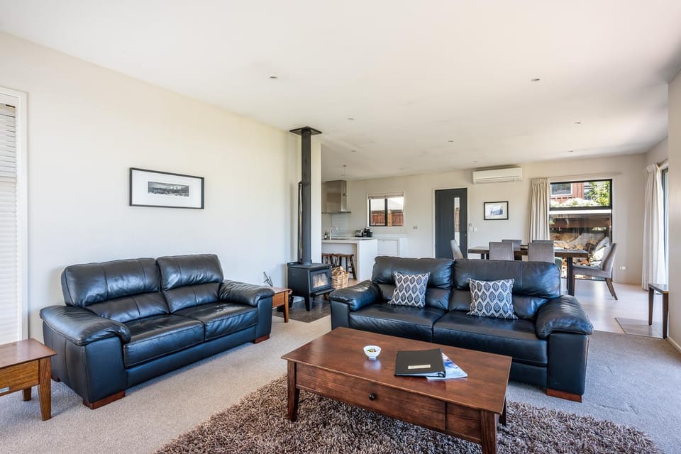 Kitchen or kitchenette, Living room, Seating area, Dining area, fireplace