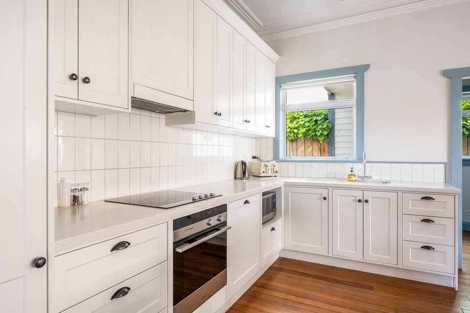 Kitchen or kitchenette, dishwasher, stove