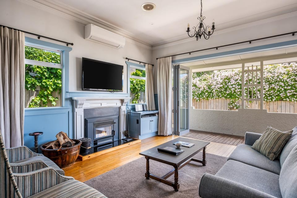 TV and multimedia, Living room, Seating area, Evening entertainment
